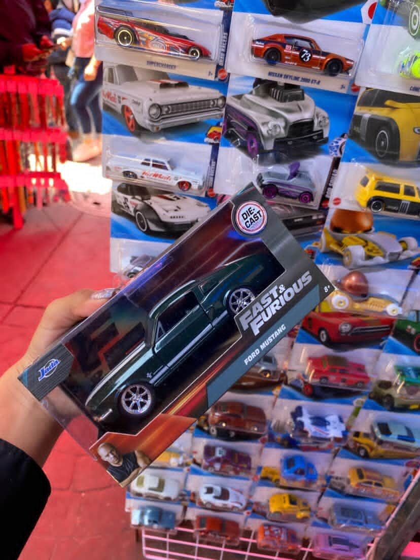 🚗 Auto a escala colección Fast & Furious 🚗 Modelo tipo Ford Mustang con acabados realistas y gran detalle 🔥
